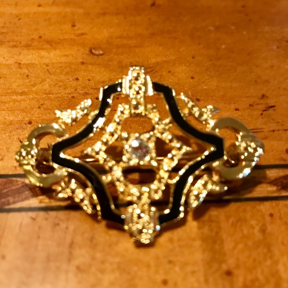 🌺 Black & Gold tone brooch w/rhinestone accents